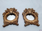 Par de pequenos espelhos de parede com moldura em madeira com patina ouro. Medindo a moldura 17,5cm x 13cm.