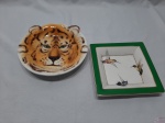 Lote de prato infantil com cara de tigre em porcelana italiana e uma petisqueira quadrada em porcelana da Zara Home. Medindo o prato 20,5cm de diâmetro x 4,5cm de altura.