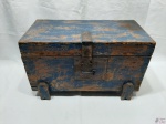Antigo baú em madeira com patina azul. Medindo 47cm x 24,5cm x 28,5cm de altura.
