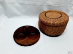 Lote composto de suporte em madeira para 3 petisqueiras/copos e caixa redonda em ratam trançado. Medindo a caixa 22,5cm de diâmetro de boca x 12,5cm de altura.