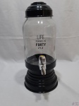 Dispenser para sucos em vidro com torneira, base e tampa em metal preto. Medindo o recipiente 28cm de altura.