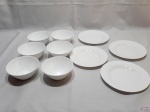 Jogo de 4 pratos de sobremesa e 6 bowls em vidro opalinado. Medindo os bowls 13cm de diâmetro x 5,5cm de altura.