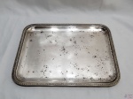 Bandeja retangular em prata francesa Christofle com relevo na borda. Medindo 35cm x 28cm. Com manchas na prata