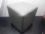 Puff cubo em tecido cinza. Medindo 42cm x 42cm x 44cm de altura.
