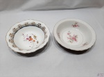 Lote de 2 travessas redondas funda, bowl em porcelana floral com friso ouro. Medindo a maior 22,5cm de diâmetro x 5,5cm de altura.