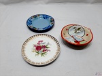 Lote composto de petisqueira com motivos orientais, petisqueira azul e prato decorativo floral com ouro em porcelana.