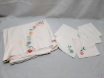 Toalha de Mesa com 6 guardanapos de Algodão, com lindos bordados de flores. Peça em bom estado , apenas com marcas de guardado. Medindo a Toalha de mesa 270 X 150 CM; e o guardanapo: 35 X 35.