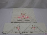 Lote de Lençol de Casal com 2 Fronhas. Peças em ótimo estado, verde com listras  e lindo bardado de flores. Medindo Lençol s/ elástico: 210 X 200  Medindo Fronha: 70 X 48.  ( Peças somente com marcas de guardado)