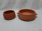Lote composto de travessa redonda funda com alça e bowl em cerâmica crua. Medindo a travessa funda Medindo 24,5cm de diâmetro de bojo x 8cm de altura.