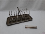Porta torrada com pinça em prata 90.Medindo 27cm x 14cm x 13cm de altura.