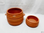 Lote composto de panela tipo caldeirão sem tampa e bowl em cerâmica crua. Medindo o caldeirão 20cm de diâmetro de bojo x 16cm de altura.