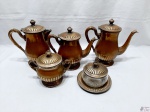 Jogo de servir chá e café com 5 peças em prata 90 canelada. Composto de bule de café, bule de chá, leiteira, açucareiro e manteigueira. Banho com desgaste.