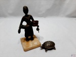 Lote composto de pequena caixa na forma de tartaruga em prata 90 e escultura de trabalhador em metal. Medindo a escultura 15cm de altura.