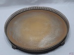 Travessa redonda avarandada com 4 pés em prata 90 Cristofoli, fundo cinzelado. Medindo 41cm de diâmetro. Banho com desgaste.