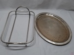 Lote composto de travessa oval em prata 90 (banho com desgaste) e suporte de pirex retangular em prata 90. Suporte para pirex com 36,5cm x 23,5cm x 6cm de altura.