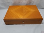 Enorme caixa em madeira com interior revestido de veludo. Medindo 54cm x 38,5cm x 12,5cm de altura.
