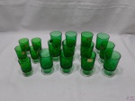 Jogo de 17 taças em cristal Luminarc selado verde com pé incolor. Sendo 12 taças de aperitivo 9,5cm de altura e 5 taças de licor 7cm de altura.