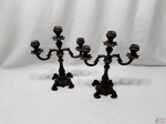 Par de candelabros com 3 braços em bronze ricamente trabalhado com relevos. Medindo 35cm de altura.