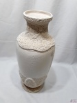 Antigo vaso floreira em porcelana trabalhado com relevos. Medindo 44cm de altura.