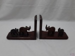 Par de serre livres em madeira com esculturas de elefantes. Medindo 24cm de comprimento x 18cm de altura.
