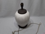 Pé de abajur em cerâmica vitrificada feita à mão. Medindo 37cm de altura. Funcionando perfeitamente.