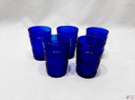Jogo de 5 copos de aperitivo em vidro azul cobalto moldado. Medindo 8cm de altura.
