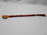 Calçadeira em bambu com ponta em chifre e acabamento em osso esculpido. Medindo 55,5cm de comprimento.