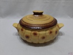 Sopeira, legumeira em porcelana amarelo e marrom com relevos. Medindo 31,5cm alça alça x 11cm de altura.