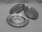 Lote de 3 travessas ovais em aço inox. Medindo a maior 31,5cm x 17cm.