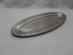 Travessa oval longa para peixe em aço inox Fracalanza. Medindo 52cm x 22,5cm.