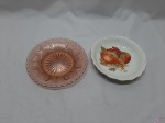 Lote composto de cumbuca em porcelana Real com relevos e um descanso de garrafa em vidro salmão moldado. Medindo a cumbuca 18,5cm de diâmetro x 4cm de altura.