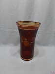 Vaso floreira em cristal marrom com lapidação fosca e friso ouro. Medindo 28cm de diâmetro de boca x 17cm de altura.