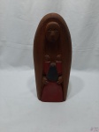 Escultura de mãe com filha em madeira esculpida e pintada. Medindo 40cm de altura.
