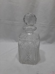 Garrafa, licoreira em cristal ricamente lapidado. Medindo 27cm de altura.