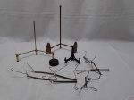 Lote diverso, composto de peanha, aranhas para pratos e suportes de mesa para prato. Medindo o suporte maior 24cm de altura.