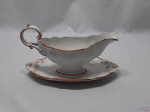 Molheira em porcelana Villeroy & Boch com relevos. Medindo 24,5cm bico alça x 15,5cm de altura.