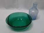 Lote composto de garrafa licoreira sem tampa em vidro azul moldado e travessa quadrada funda em vidro verde. Medindo a travessa 20,5cm x 20,5cm x 7,5cm de altura