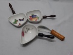 Jogo de 2 petisqueiras, 1 molheira e 1 colher em porcelana com pega em madeira. Medindo a molheira 18,5cm de comprimento.