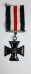 Militaria - Comenda alemã, Cruz de ferro alemã da Segunda Guerra Mundial 1813 - 1939. Medindo: 4 x 4 cm. Item não Promove ou glorifica violência ou intolerância racial. Está à venda apenas para fins de preservação da memória histórica. Organização do leilão não faz apologia a quaisquer movimentos políticos ou ideológicos, e repudia qualquer ideologia de cunho racista.