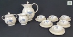 VERBANO LAVENO by Guido Andlovitz. Vintage conjunto para café ou chá, em porcelana, da tradicional marca italiana, design de Guido Andlovitz, com policromia floral em azul e filetação em azul com alça em prata composto de: 06 xícaras com pires, açucareiro, bule e cremeira. Total 9 peças. Medindo: 18 x 16 x 9 cm, 9 x 10 x 6 cm e 10 x 10 x 6 cm.