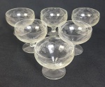 Seis taças em vidro com fina lapidação. Medindo: 7,5 x 9 cm. Duas com bicados