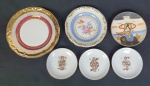 Seis peças em porcelana, sendo 3 pratinhos esmaltado com baralhos, 1 pires japonês, 1 pires nacional e um prato para sobremesa. 11 cm, 13 cm, 15,5 cm e 19 cm.