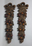 Duas talhas em estuque. Medindo: 56 x 16 cm. Apresenta desgastes
