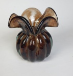 Vaso em vidro  na cor marrom. Medindo: 11,5 x 10 cm