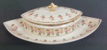Manteigueira em porcelana com decoração floral e detalhes em ouro. Medindo: 9 x 26 x 14 cm. Tampa apresenta fio de cabelo.
