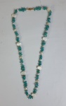 Bijuteria fina - Colar com pedras na cor verde. Medida aberta: 60 cm