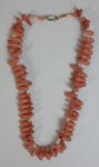 Colar em coral e perolas. Medida aberta: 38 cm