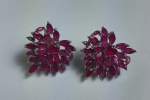 Par de brincos em prata, no formato de coração com rubis indianos. Medindo: 3 cm.