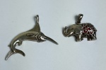 Dois pingentes em prata de lei. Medindo: 2 x 3 cm  e 5 cm. 
