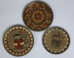 Três pendentes  em metal, cinzelado com corujas. Medindo: 8 cm e 10 cm.